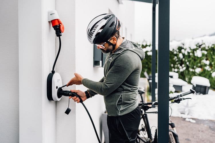go-e Gemini 22kW nainštalovaný na stene, vonkajšie použitie IP65
