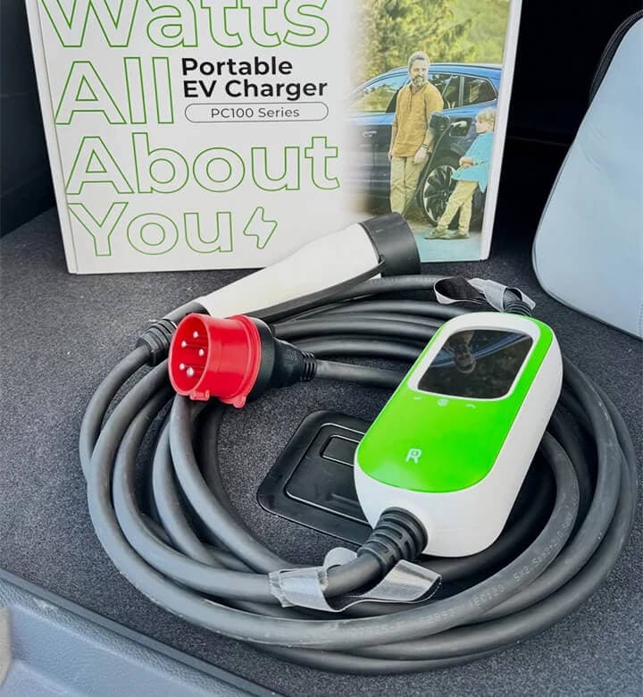 Rheidon PC100-11K nabíjač pripojený k elektromobilu
