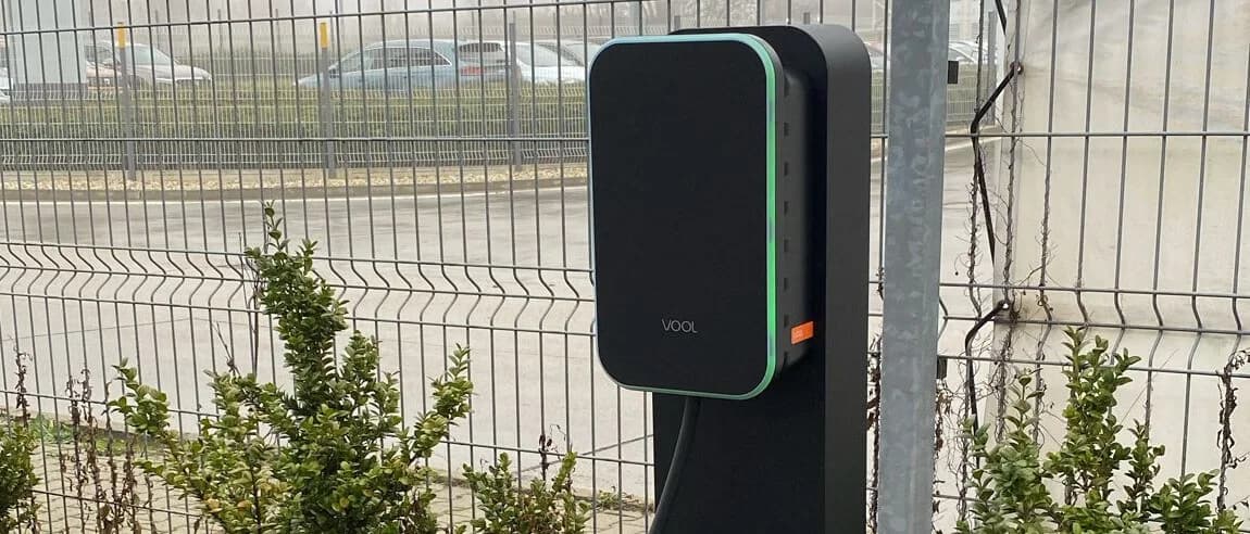 Firemné parkovisko s viacerými wallboxmi 22 kW - inštalácia Voltarea