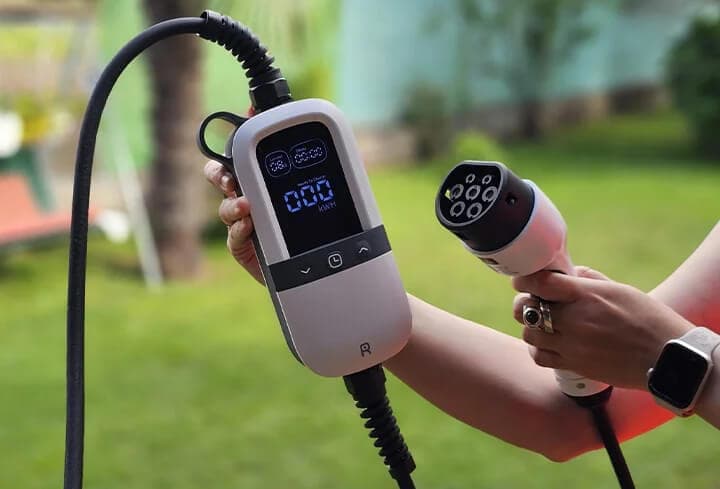 Rheidon PC200-3K6 prenosná nabíjačka pripojená k autu