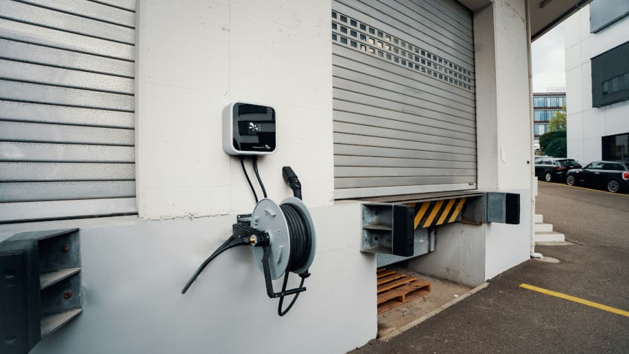 Image for Môžete nabíjať elektromobil doma pomocou bežnej zásuvky?